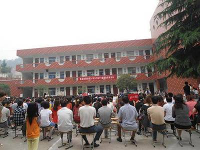 校长是个爱书人--新县启福小学召开学生家长会