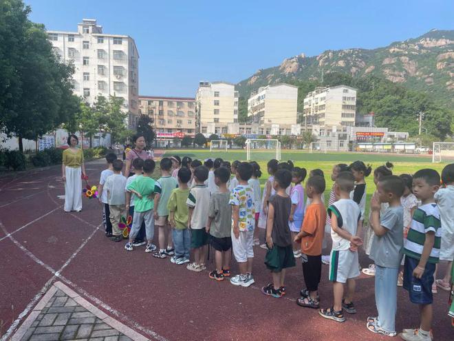 最美初遇 同行致远 新县启福小学召开一年级新生家长会