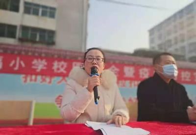 新县启福小学召开“校园安全暨疫情防控宣讲”大会
