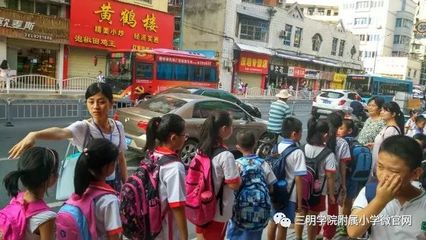 【校园头条】小手拉大手 共创文明城