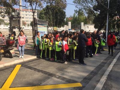 新县城市公交公司大力支持城关一小搬迁至启福小学的工作