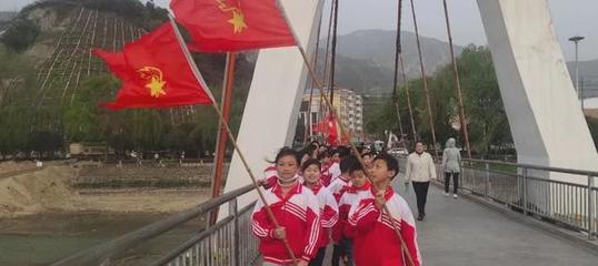 新县启福小学开展“缅怀先烈、继承红色基因”清明节祭扫活动