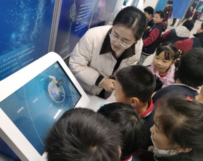 新县高级中学迎来新县城关第一小学、新县启福小学师生到校参观