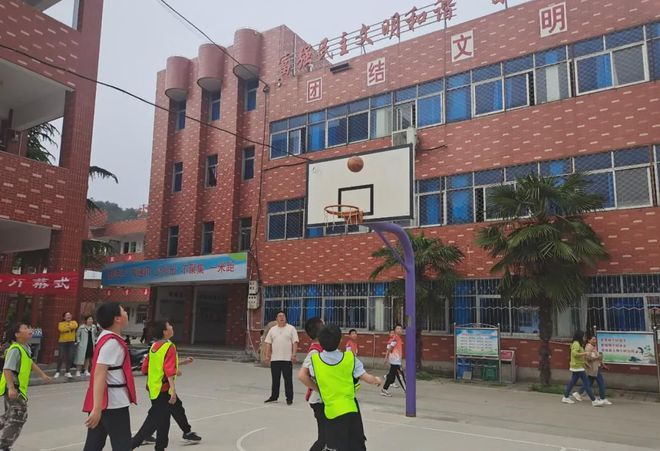 新县启福小学“市长杯”足球赛、县运动会、“校长杯”篮球赛颁奖