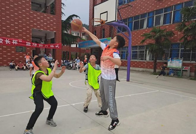 新县启福小学“市长杯”足球赛、县运动会、“校长杯”篮球赛颁奖