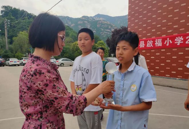 新县启福小学“市长杯”足球赛、县运动会、“校长杯”篮球赛颁奖