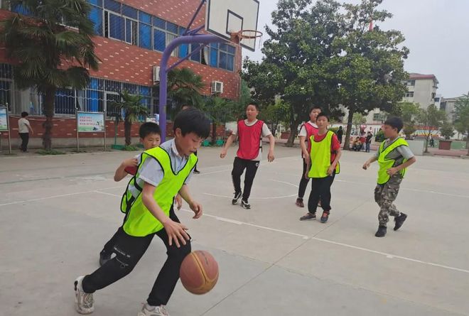 新县启福小学“市长杯”足球赛、县运动会、“校长杯”篮球赛颁奖