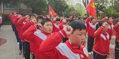 新县启福小学开展“缅怀先烈、继承红色基因”清明节祭扫活动