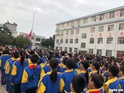 新县各中小学开展“向国旗敬礼”系列教育活动