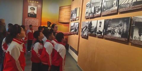 新县启福小学开展“缅怀先烈、继承红色基因”清明节祭扫活动